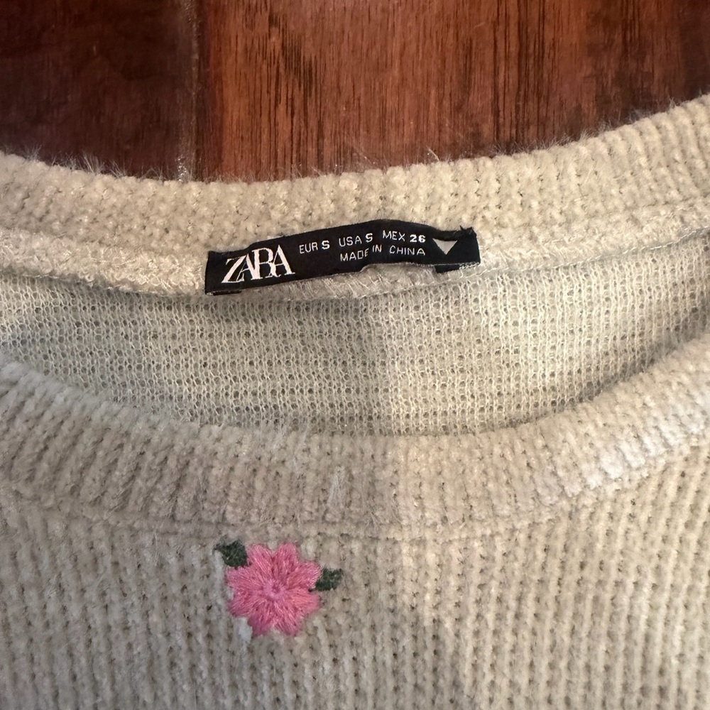 Zara Cream Knit Puff-Sleeve Sweater with Pink Embroidered Accents - Picture 4 of 4
